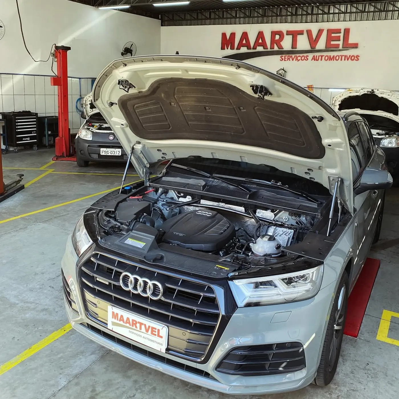 Audi Q5 com o capô aberto em manutenção na oficina Maartvel, no Brooklin