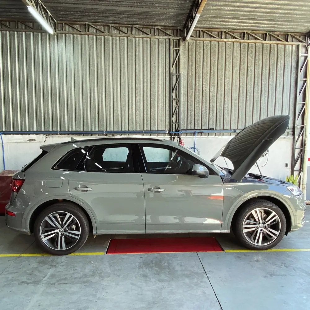 Audi Q5 no elevador da Maartvel