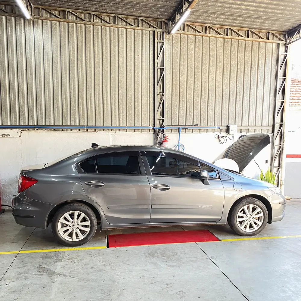 Honda Civic cinza no elevador da oficina