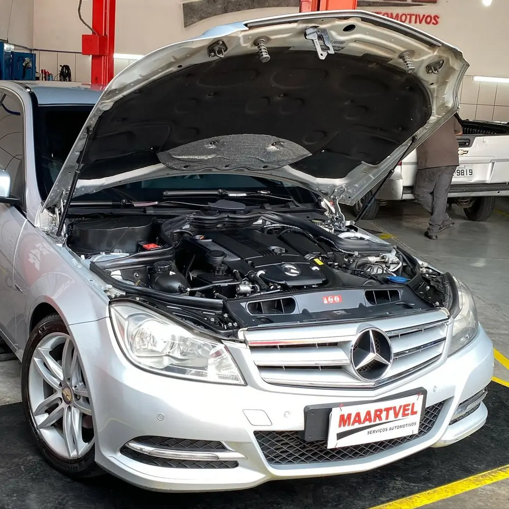 Mercedes-Benz Classe C com o capô aberto na oficina Maartvel