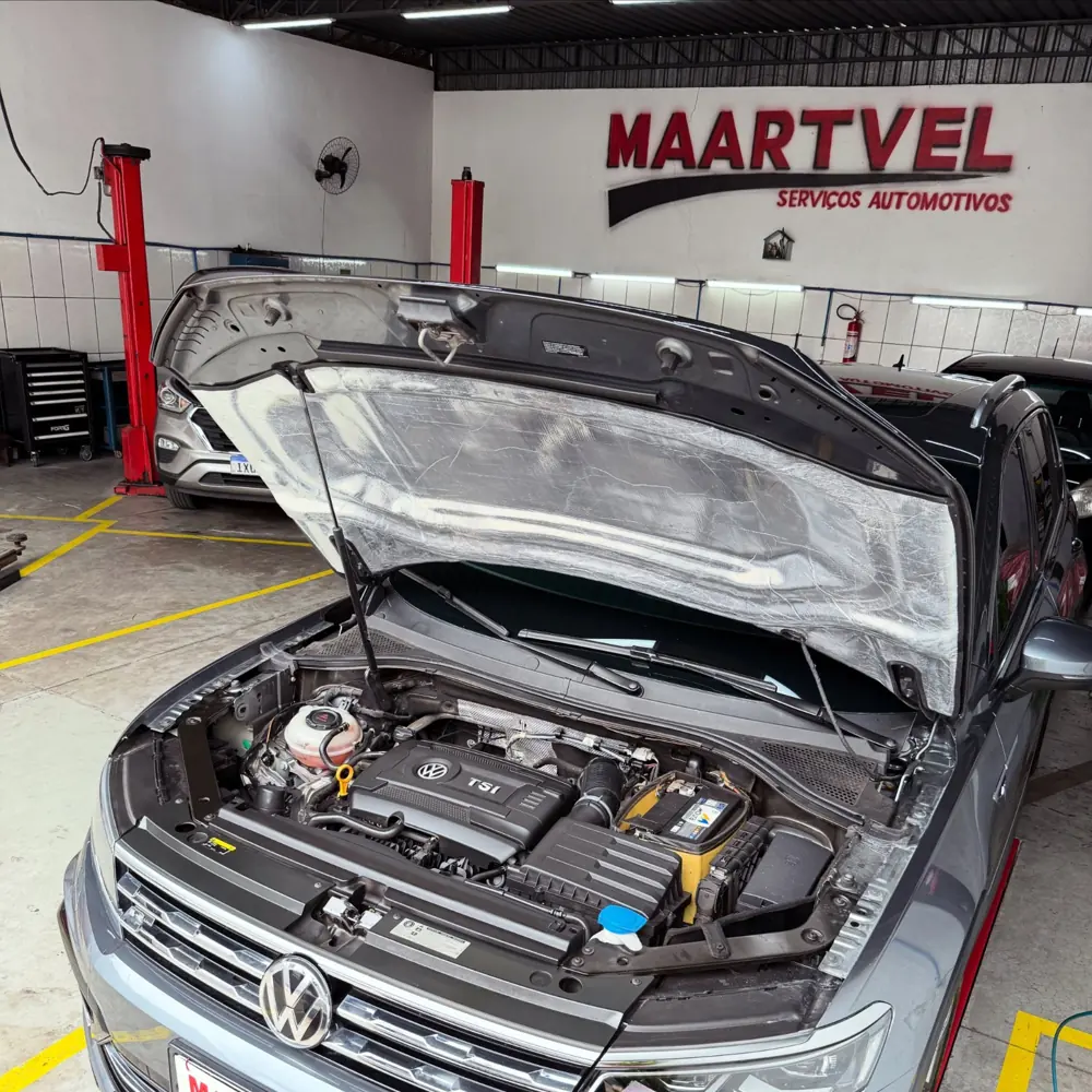 Motor do Volkswagen Tiguan durante a revisão de 66.000 km na Maartvel